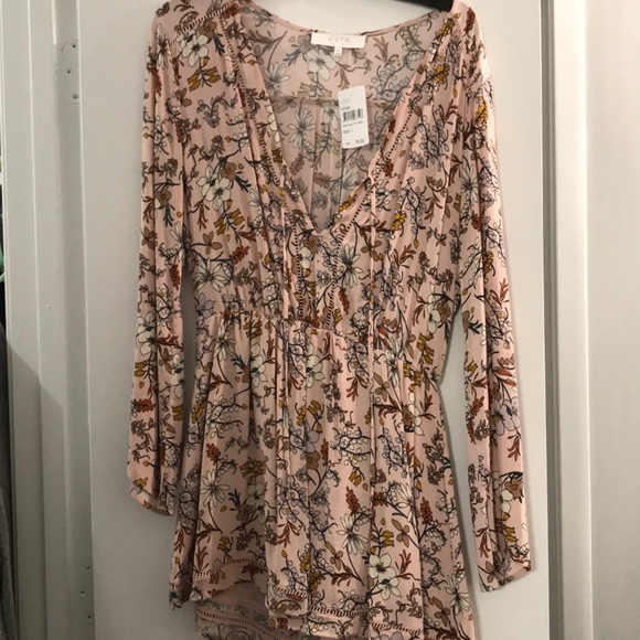 Astr Dresses & Skirts - Cute flowy romper!